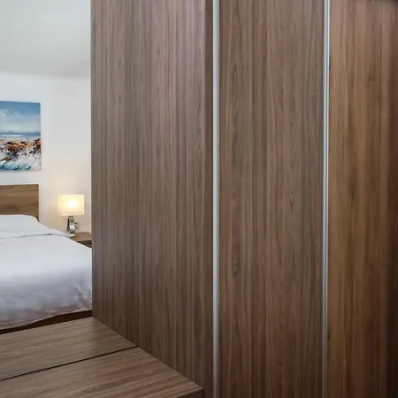 Bago Apartamento Arbanija